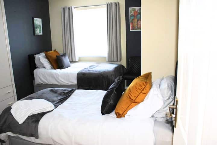 Удобна спална соба со два единечни кревета, совршена за пријатели или браќа и сестри кои престојуваат заедно.