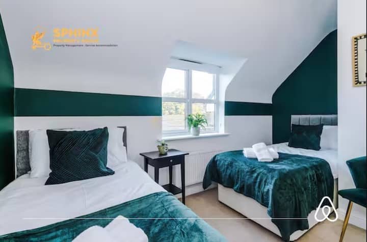 Удобна спална соба 5 со 2 единечни кревета – совршена за пријатели или браќа и сестри.