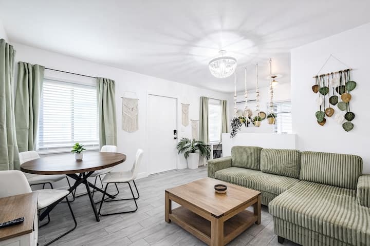 7 Private Units | Perfect For Groups & Events - Miami Lakes, FL
