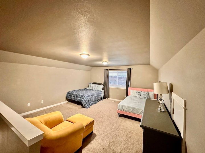 Cozy & Spacious 4br Home Near Base W/ Loft & Yard - Tacoma, WA