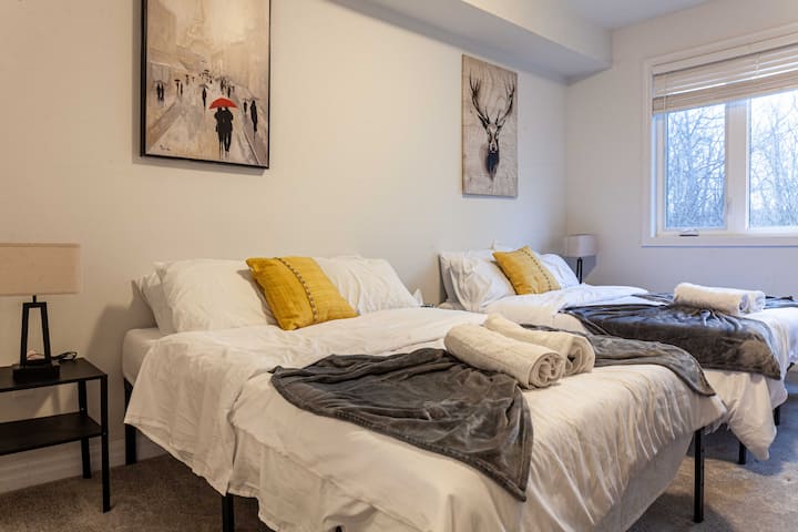 10 Min To Falls • Sleeps 13 • Tesla Charger • Wifi - Niagara Falls