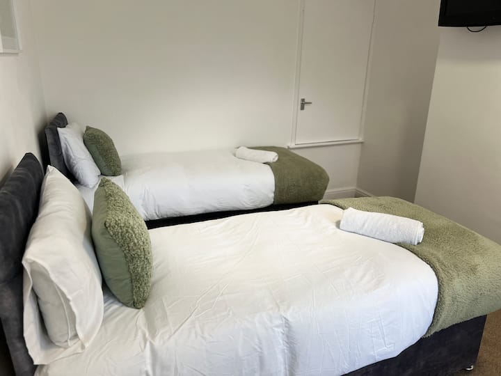 Habitación acogedora y atractiva con una cama cómoda para disfrutar de una noche de sueño reparador.