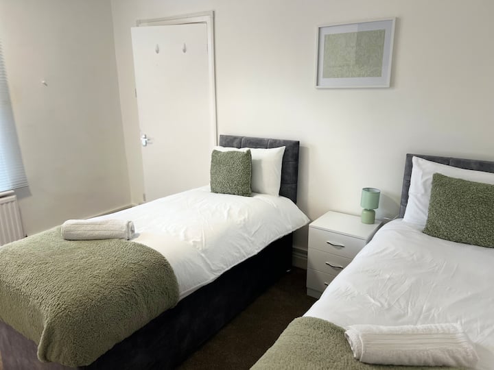 Habitación ordenada y cómoda, ideal para relajarse después de un día ajetreado.