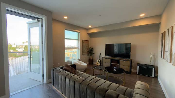 Luxurious 2+2 Apartment - Hollywood, CA