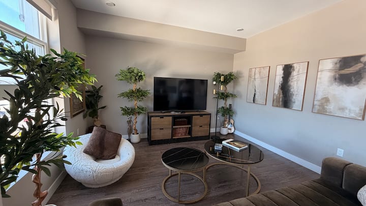 Luxurious 2+2 Apartment - Los Angeles, CA