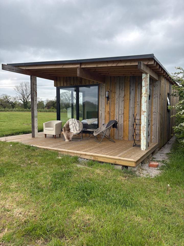 Cabin Overlooking The Fields … With Sunrise - Knutsford