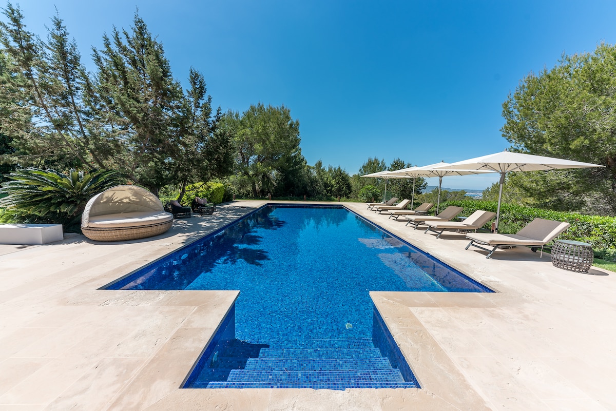 Luxury 4 bedroom villa with panoramic sea views 5