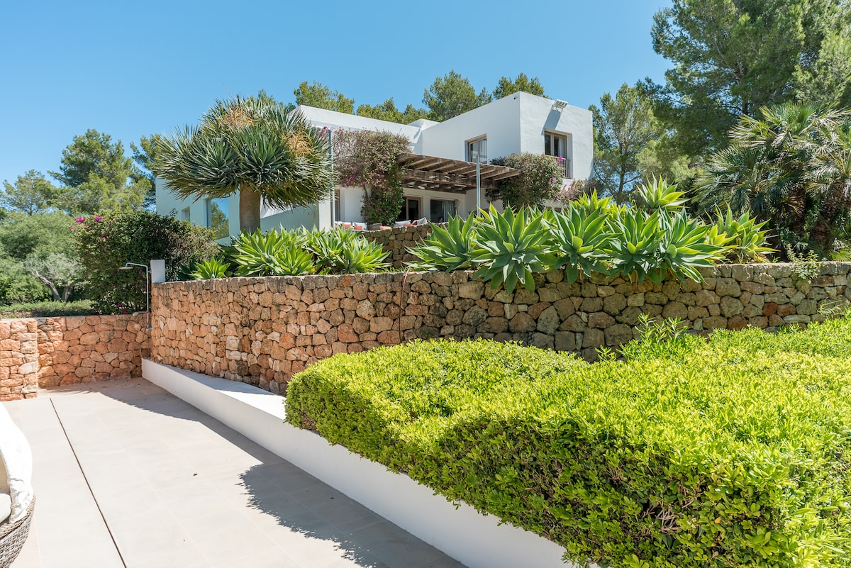 Luxury 4 bedroom villa with panoramic sea views 3