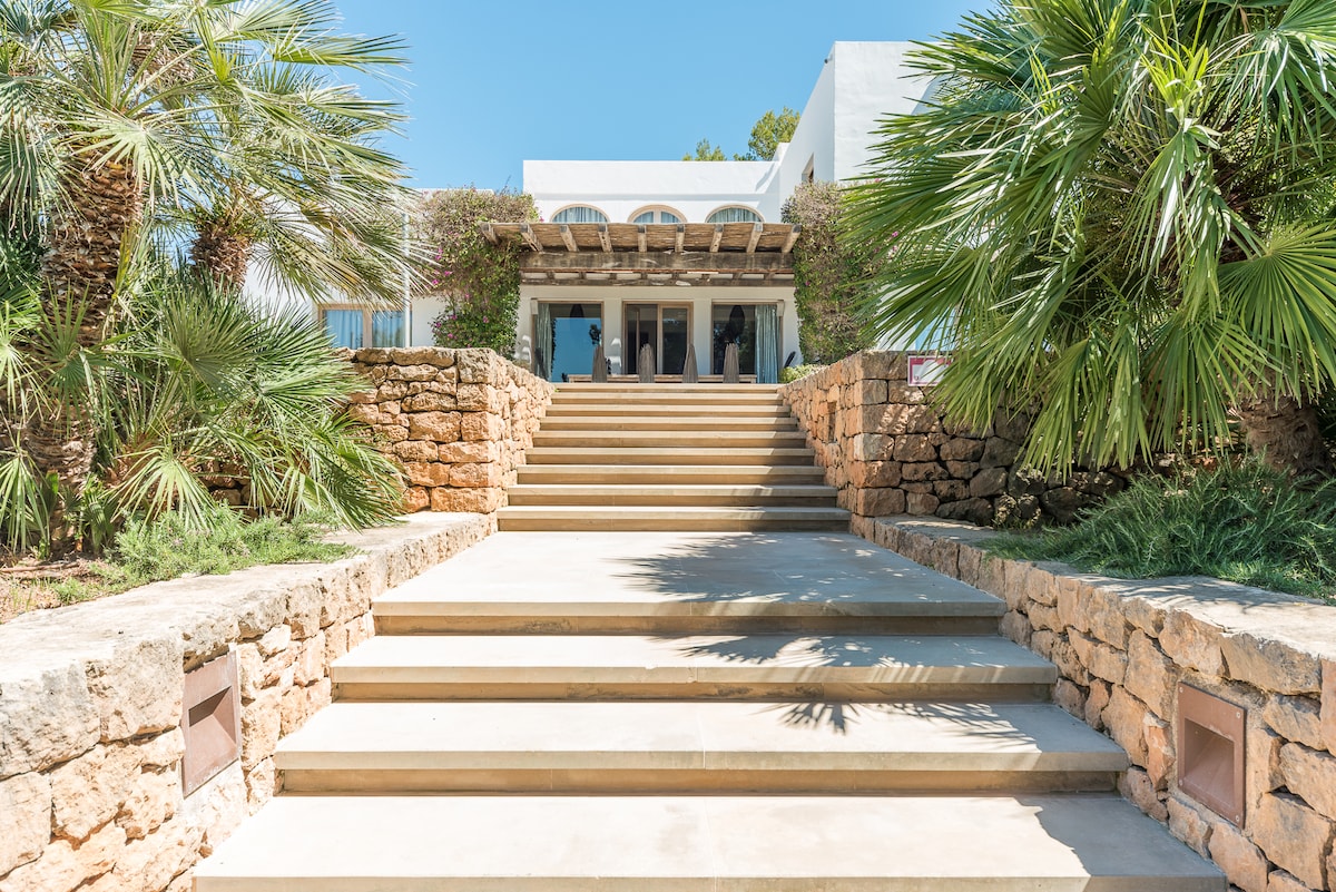 Luxury 4 bedroom villa with panoramic sea views 2
