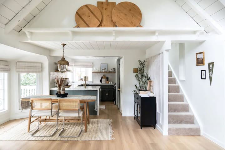 Designer Cabin W/ Deck, Firepit & Pine Views - Crestline, CA