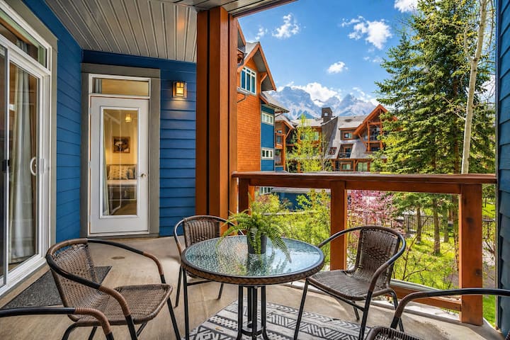 Luxury Retreat W/ Pool, 2 Hot Tubs, Sleeps 8 - Canmore