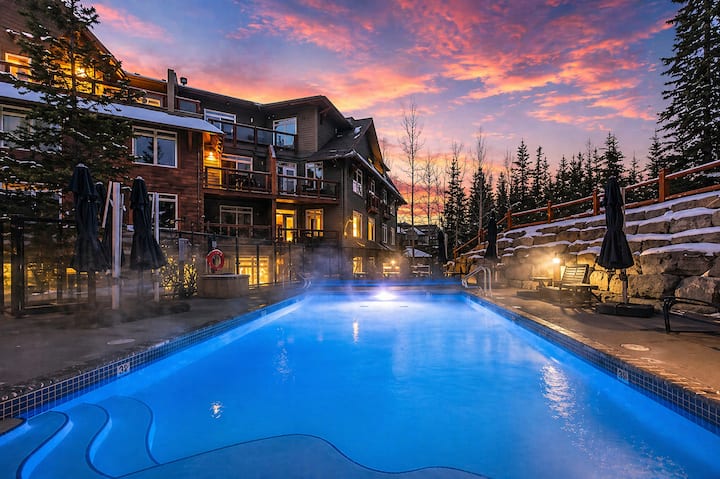 Luxury Retreat W/ Pool, 2 Hot Tubs, Sleeps 8 - Canmore