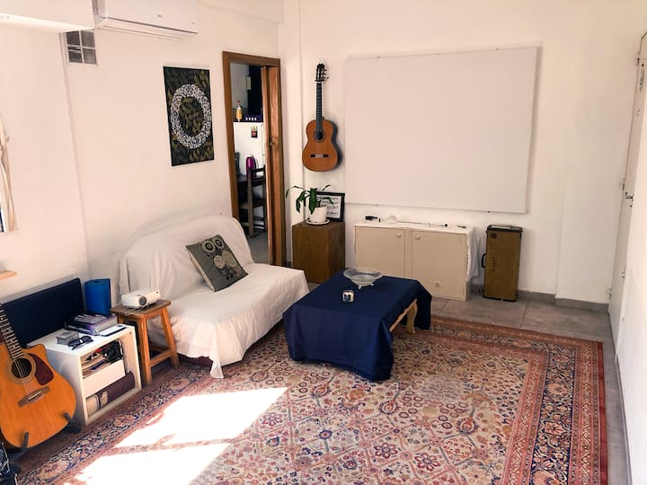 Apartamento de dois ambientes térreo com pátio em Coghlan