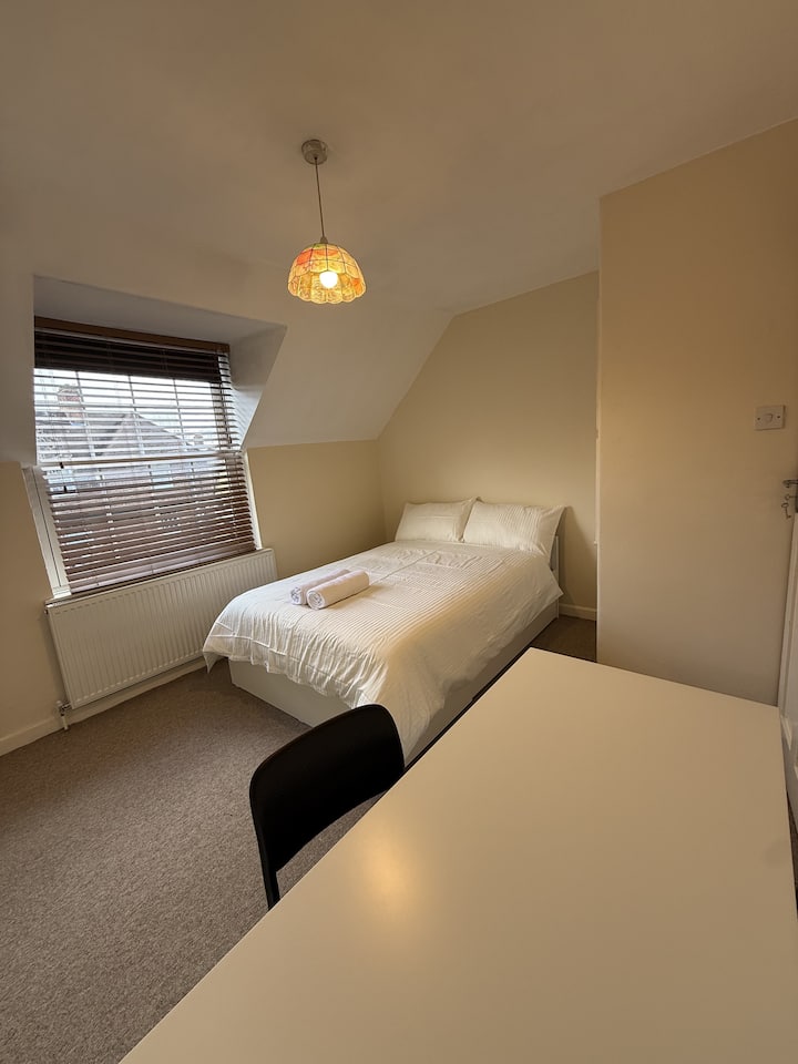 R2: Bright Modern Room | 20 Mins To Central London - Londra