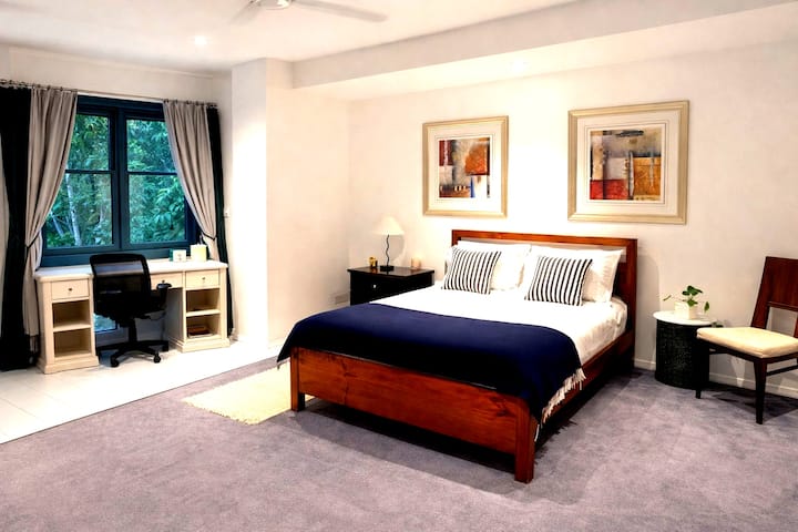Rainforest Retreat · Private Ensuite & Parking - Hornsby