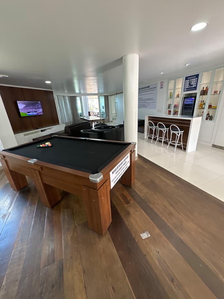 Mesa de bilhar junto da mesa de carteado , conveniência na sala principal