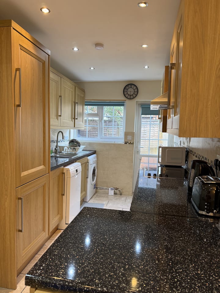 Bright Modern Room | 20 Minutes To Central London - 런던