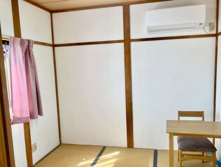Esta es una habitación de estilo japonés de 4,5 tatamis en el segundo piso.Hay un aire acondicionado, una mesa y sillas, por lo que es ideal para trabajar a distancia.El dormitorio es una habitación privada que también se puede cerrar con llave desde el interior.Se pueden colocar hasta dos juegos de futones.