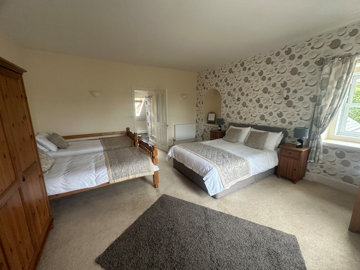 Chambre 1 : chambre quadruple avec salle de bain