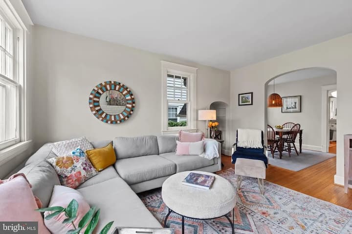 Charming Cottage Steps From Navy Stadium - Annapolis, MD
