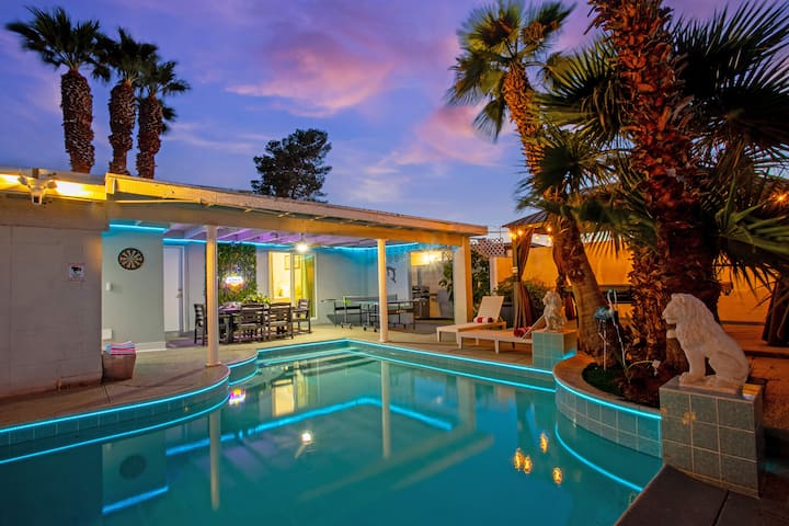 6br Flower Villa Sleeps 16+ W Pool & Mini Golf - 北拉斯維加斯