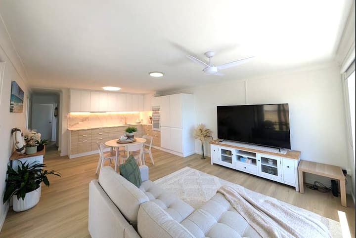 Bribie Beachfront Luxury Apartment W/ Pool And Bbq - Bribie Island