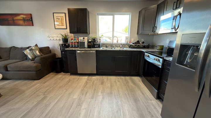 New Furnished 3+ Bedroom House Free Wifi & Parking - Klamath Falls, OR