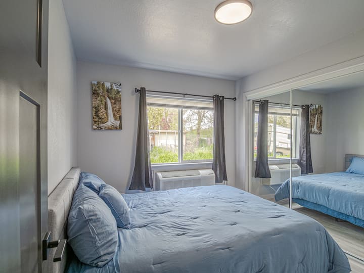 New Furnished 3+ Bedroom House Free Wifi & Park - Klamath Falls, OR
