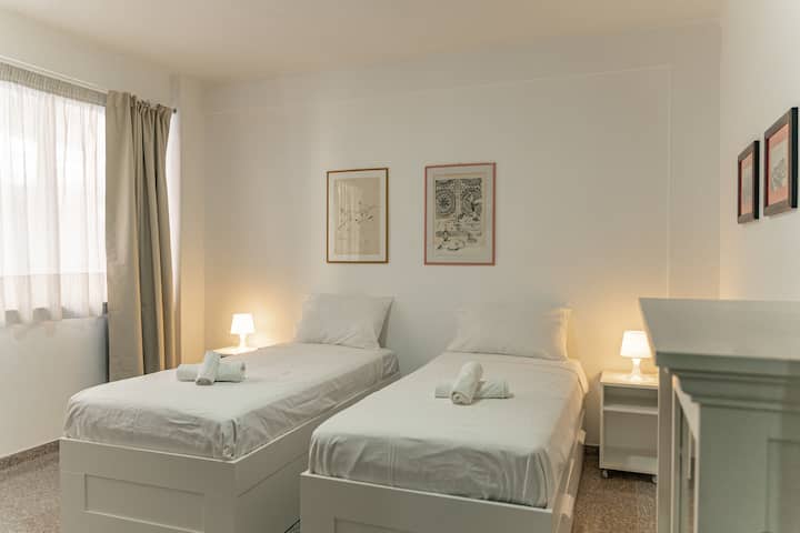 Luminosa  seconda camera da letto dotata di letti singoli, asciugamani completi e tutto l'occorrente per un soggiorno di grande classe.