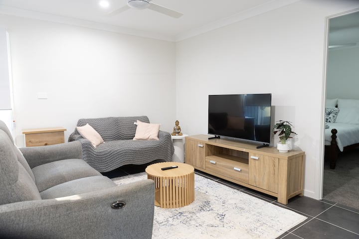 4br Home W/ Outdoor Dining, Bbq & Movie Room - Armidale