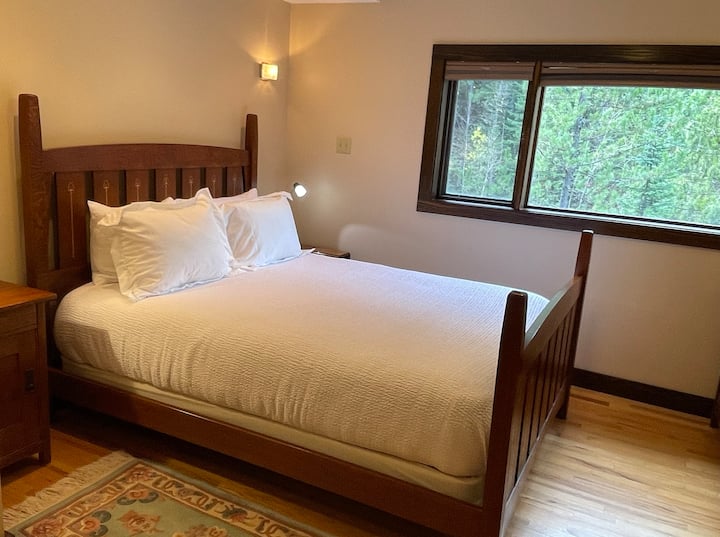 Master Bedroom Queen Bed