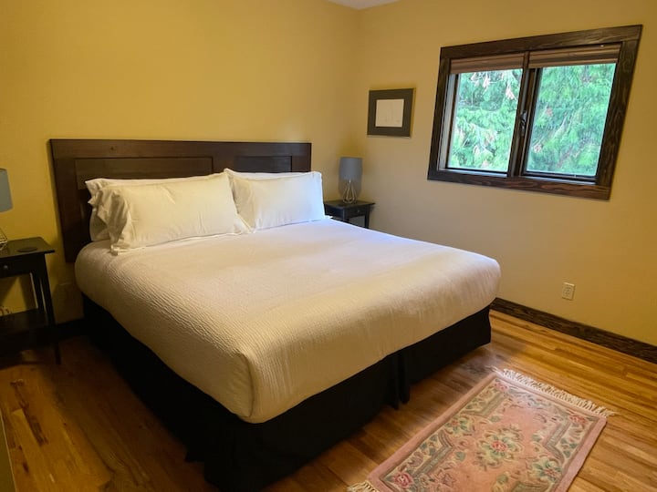 Bedroom 3 Pseudo King Bed