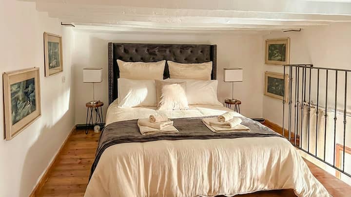 Unikt och romantiskt loft. Dess proportioner och inredning gör den unik. Takhöjd mellan 150 och 180 cm (59 och 71 tum). Lämpligt för barn