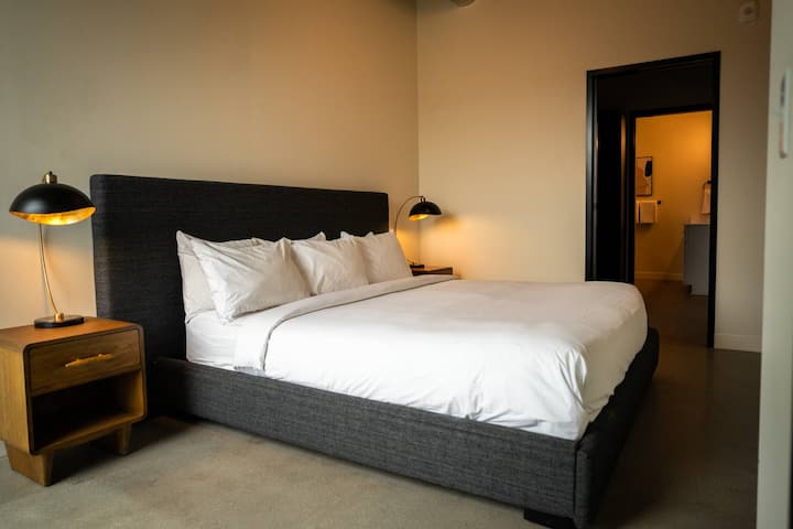 Roami At Century Plaza | 3br Combo | Sleeps 6 - Minneapolis, MN