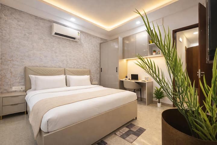 B62. Instay Studio With Kitchen & Back Balcony - Gurugram