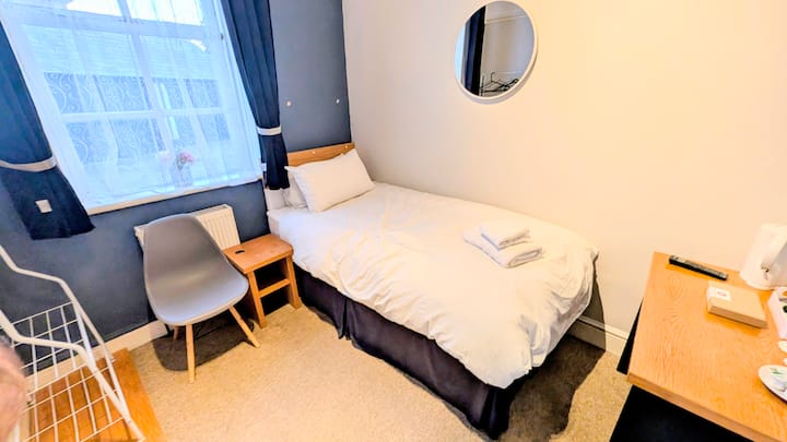 Self-contained Room Near Airport With Parking - Slough