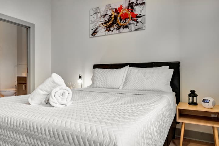 Luxury Studio | Nearby Parking | Hospitals | 3f - Louisville, KY