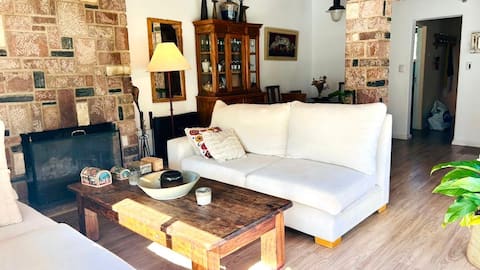 Top performing Airbnb: View of the mountains, pool and large fenced garden. in Villa Giardino