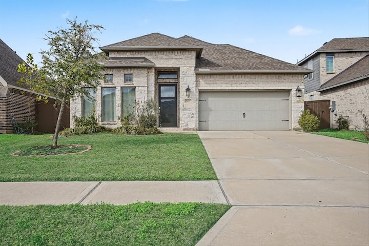 Modern Suburban Retreat Near Shopping & Parks - Pearland, TX