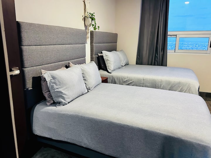 Спалня с 2 брачни легла и голям гардероб.