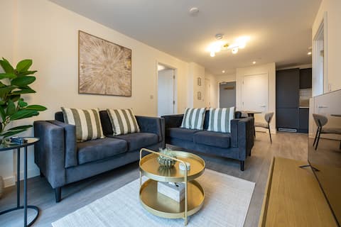 Top performing Airbnb: Stylish 2BR Near Man Utd, Cricket Stadium & City in Trafford