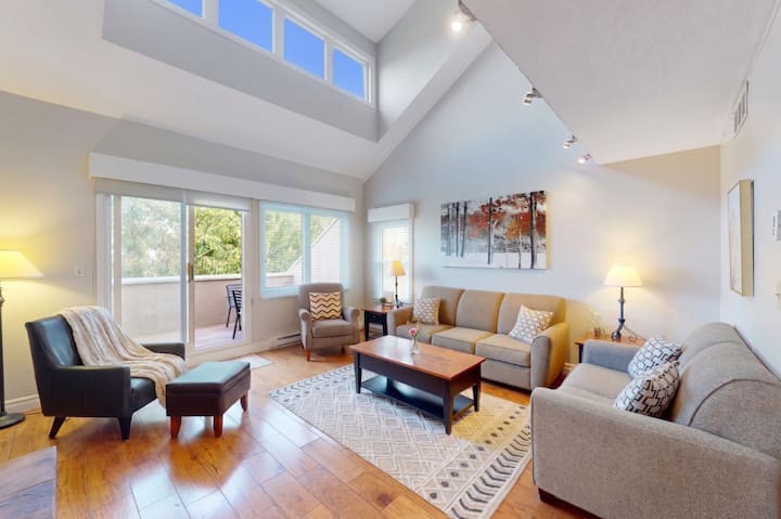 Spacious Condo W/ 2 Private Decks Near Blue! - Thornbury
