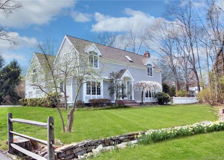 Serene Westport Retreat With Abundant Light - Norwalk, CT