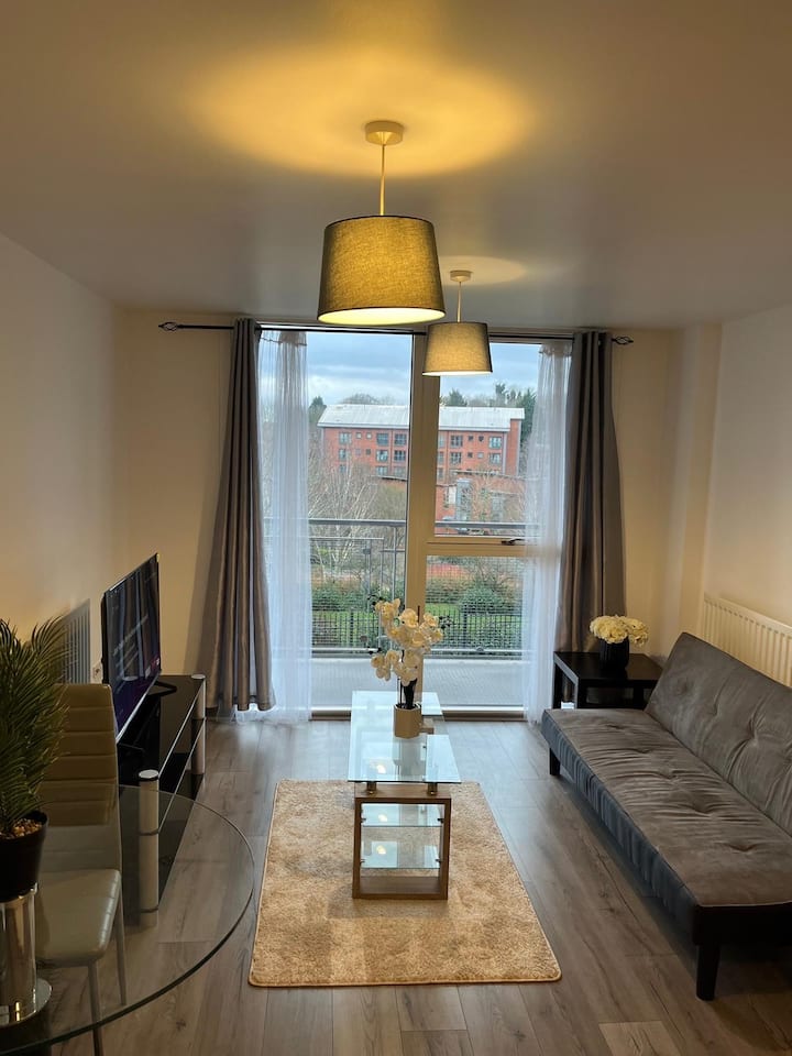 City Centre Apartment With Balcony & Parking - West Midlands
