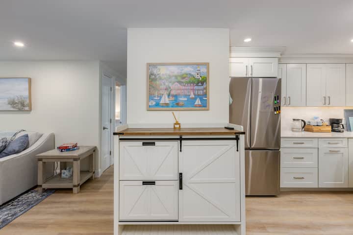 Neighborhood Nest | 10 Minutes To Beach & Downtown - Greenland