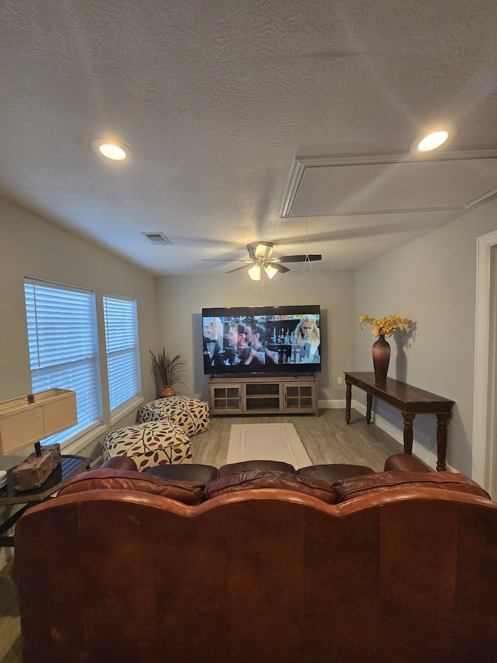 Spacious 2 Bed 1 Bath. Great Location. Fully Gated - Acres Homes - Houston