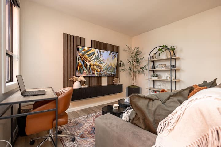 Resort-style Designer Stay Steps To Lake & Dining - West Kelowna