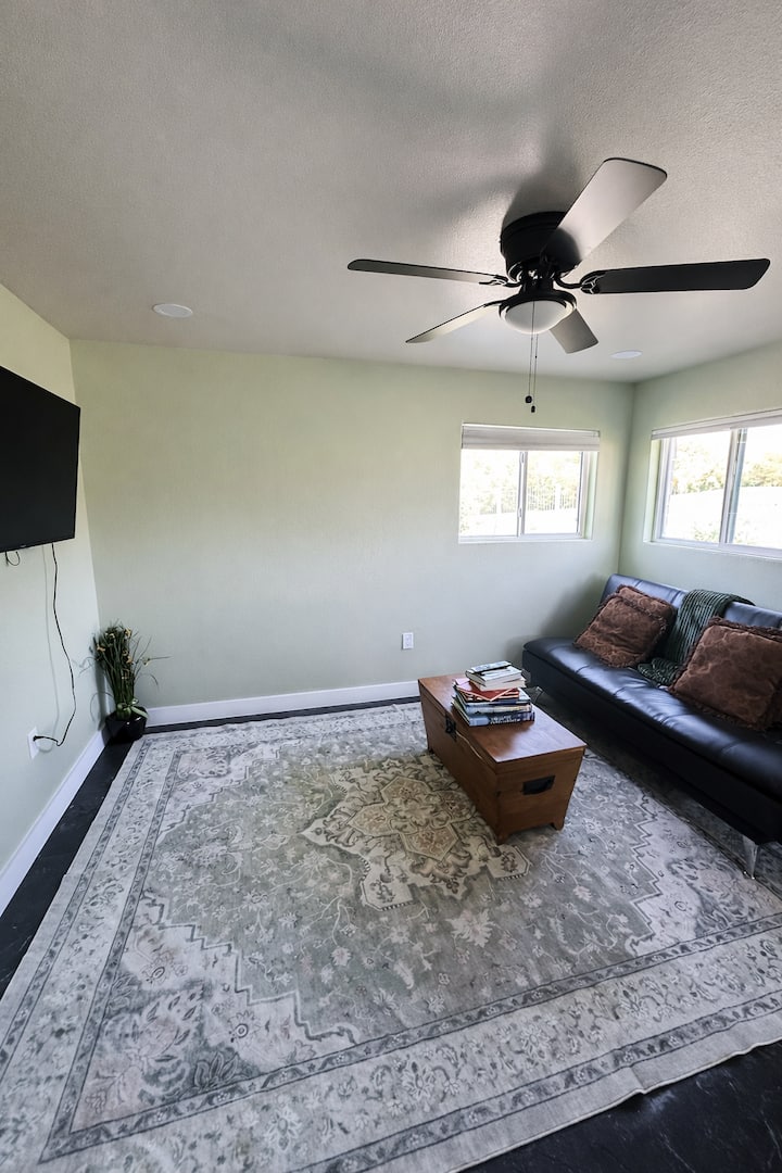 Modern Private Suite W/ Kitchen & Outdoor Dining - Cedar Hill, TX