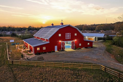 Top performing Airbnb: The Picklebarn | 2 Courts + Hot Tub + Volleyball in Conway