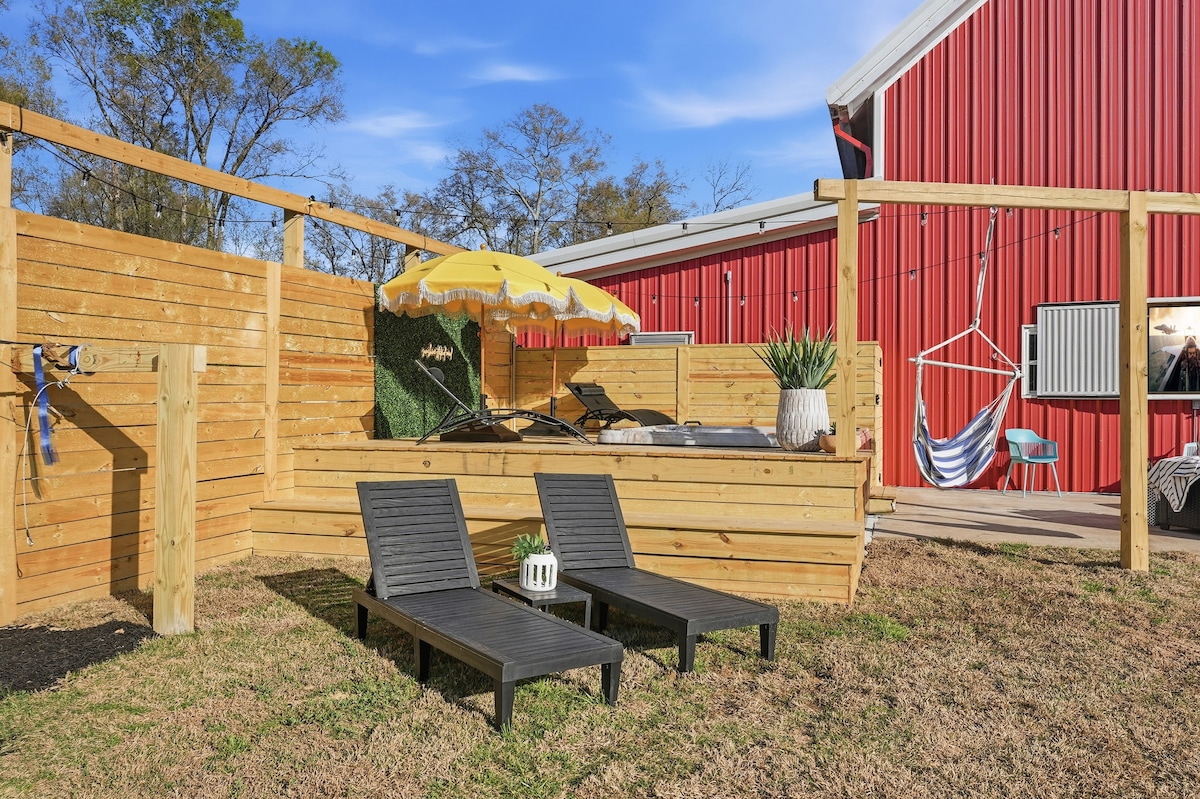 The Picklebarn | 2 Courts + Hot Tub + Volleyball - Barns for Rent